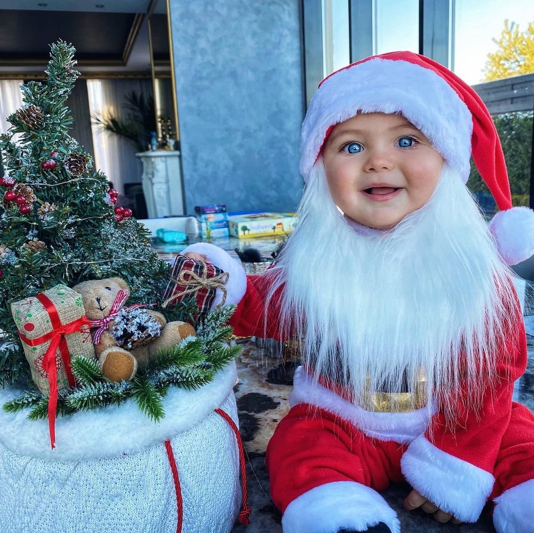 Оксана Самойлова нарядила сына в костюм Санта-Клауса и приклеила бороду