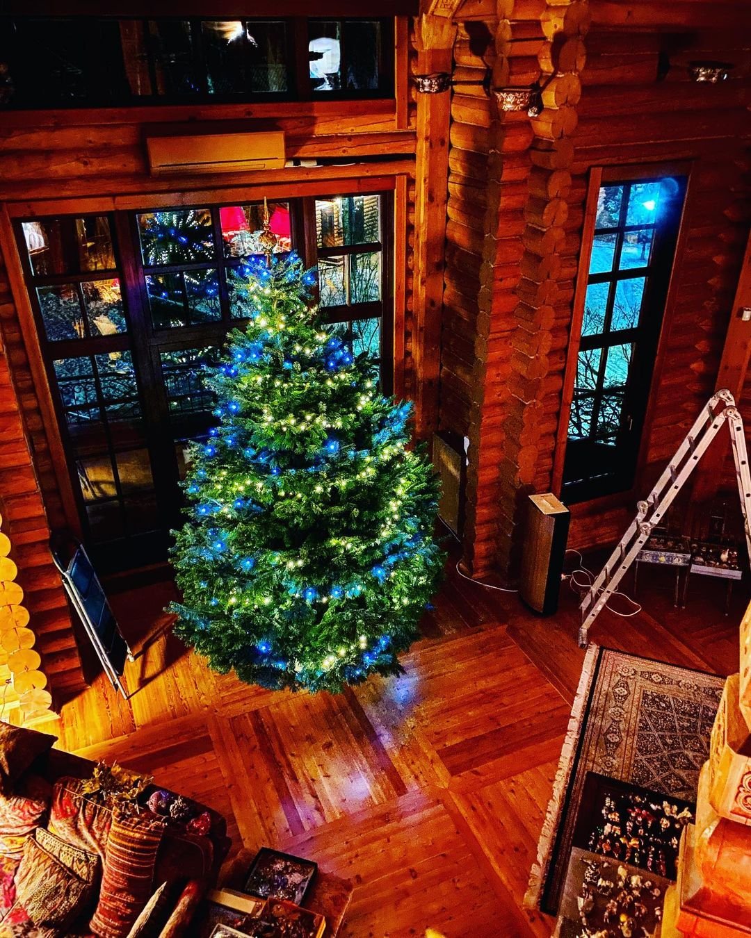 Юлия Высоцкая установила новогоднюю елку в загородном доме