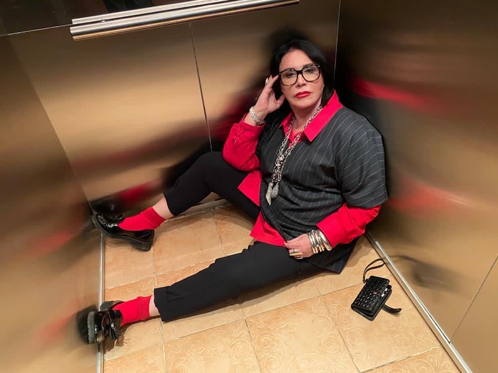 Надежда Бабкина сфотографировалась полулёжа в лифте