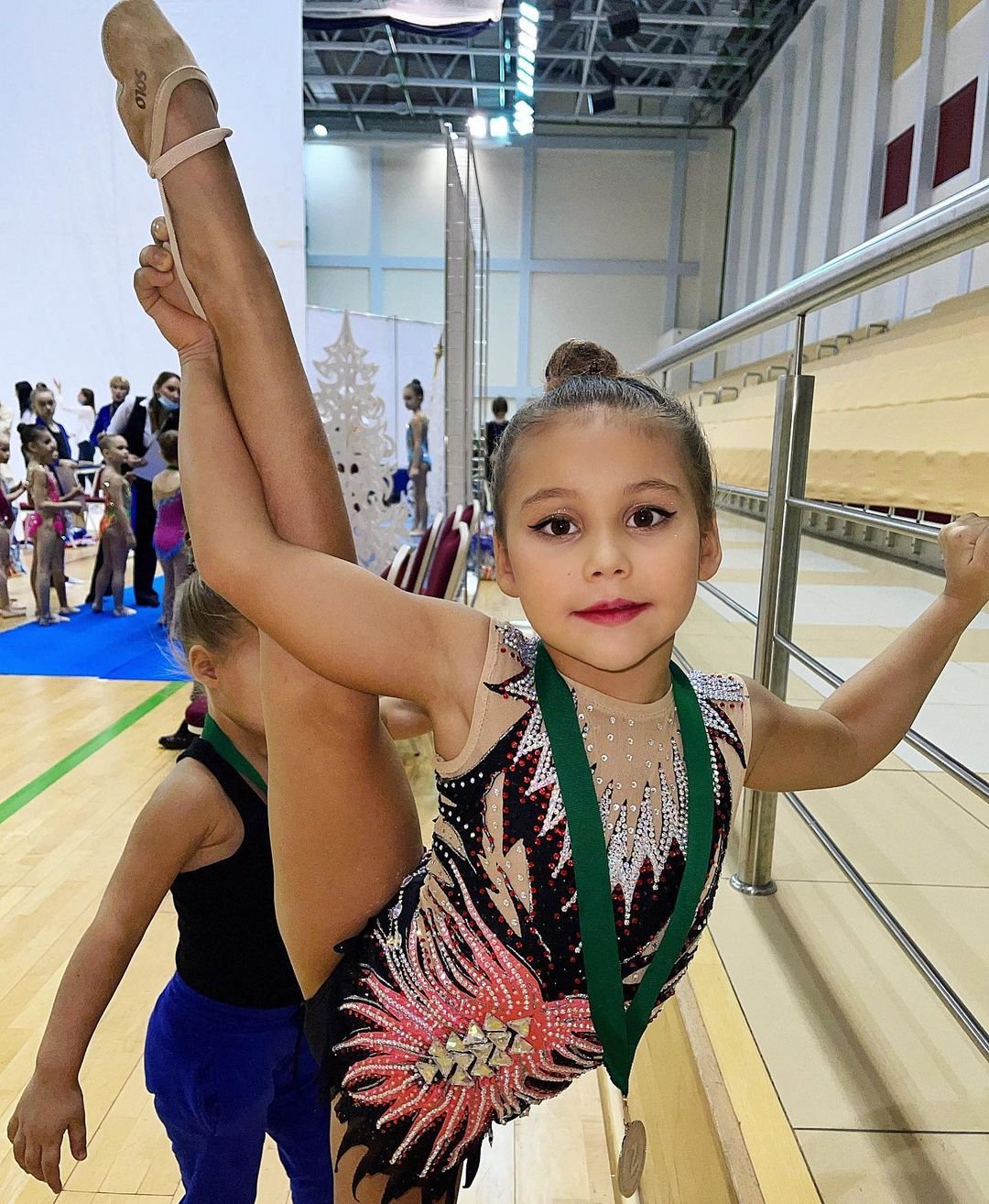 "Очень волнительно!": дочери Оксаны Самойловой и Джигана выиграли свои первые соревнования