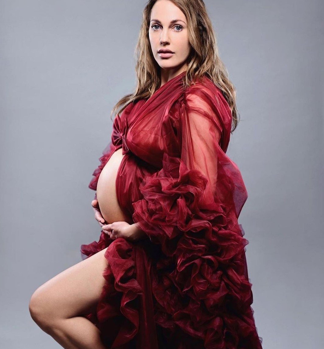 Беременная Мерьем Узерли показала большой живот за считанные дни до родов