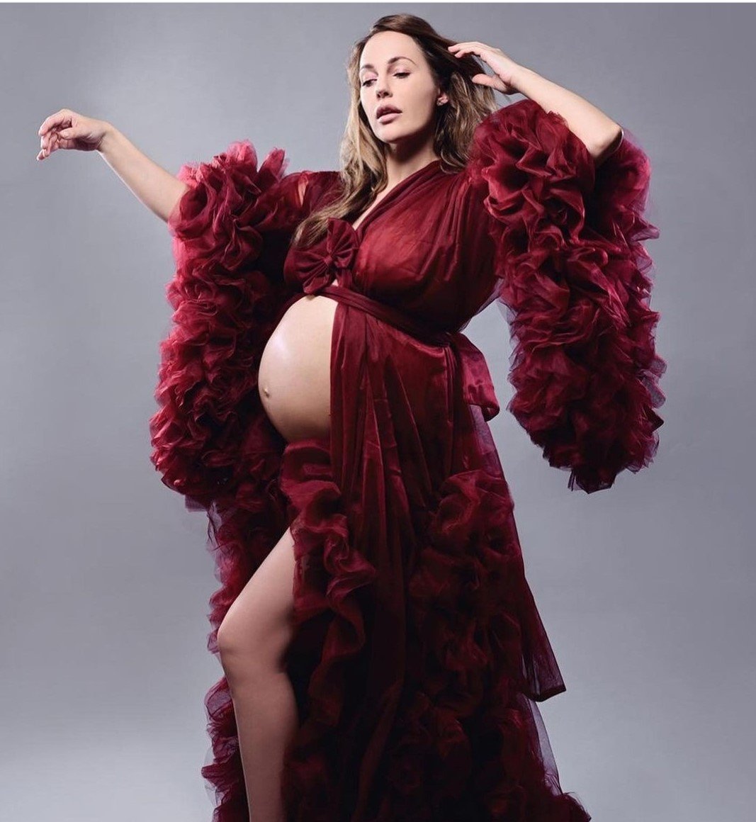 Беременная Мерьем Узерли показала большой живот за считанные дни до родов