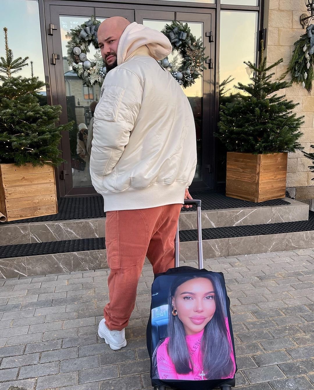 Оксана Самойлова и Джиган забрали чужой чемодан в аэропорту