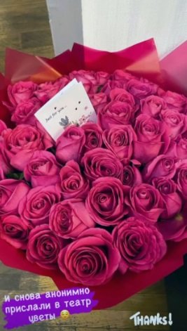 Кристина Асмус получает букеты роз от тайного поклонника