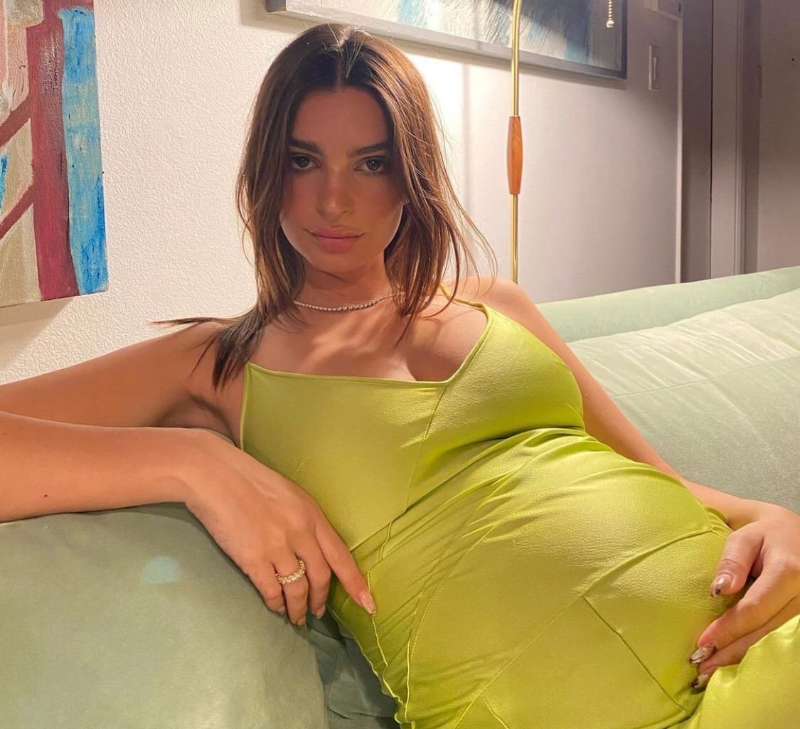 Беременная Эмили Ратаковски утверждает, что не увеличивала губы