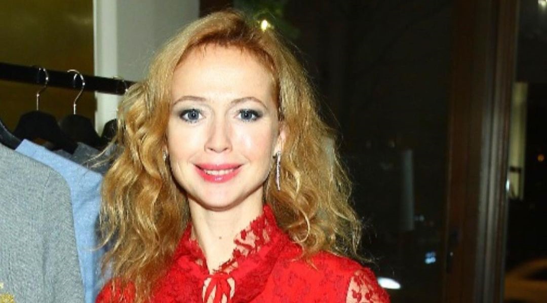 "Дочка уговорила": Елена Захарова показала фото грамма макияжа