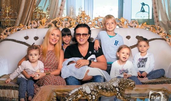 Семья Ромы Жукова может лишиться квартиры из-за долгов
