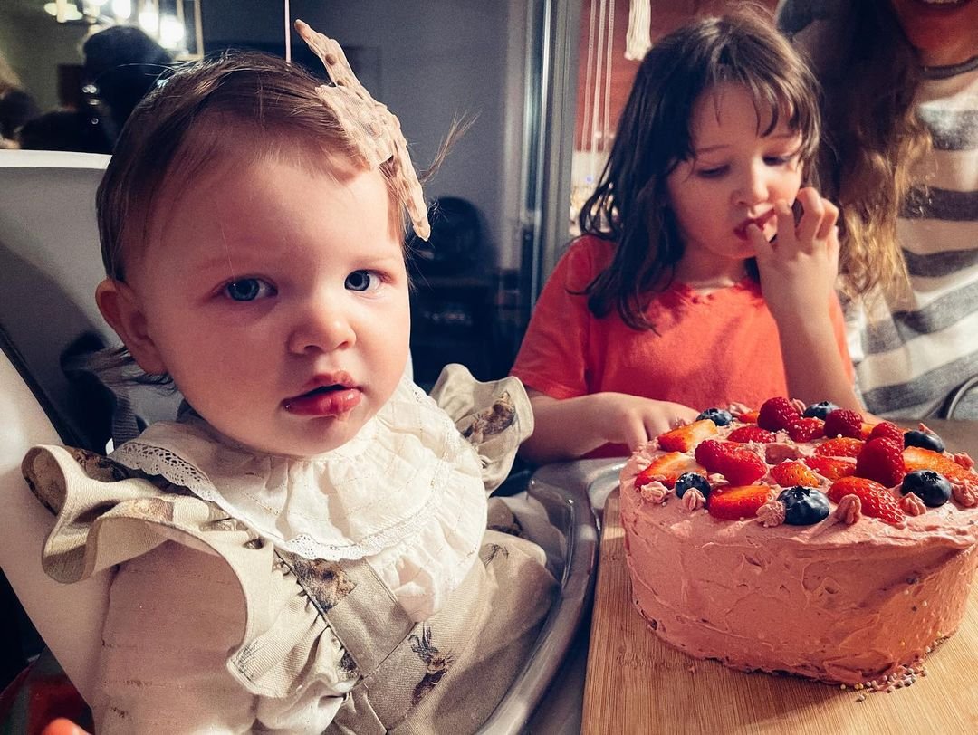 Мила Йовович опубликовала фото со дня рождения годовалой дочери