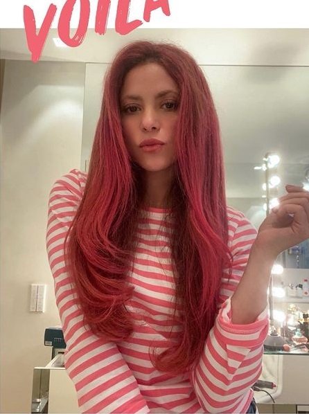 Шакира перекрасила волосы в малиновый цвет