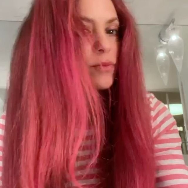 Шакира перекрасила волосы в малиновый цвет
