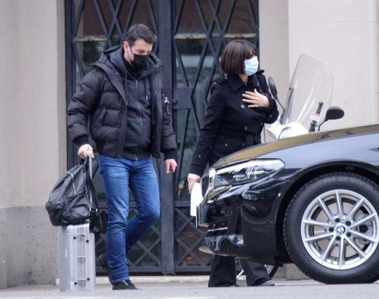 Моника Беллуччи в элегантном пальто отправилась на съёмки нового фильма