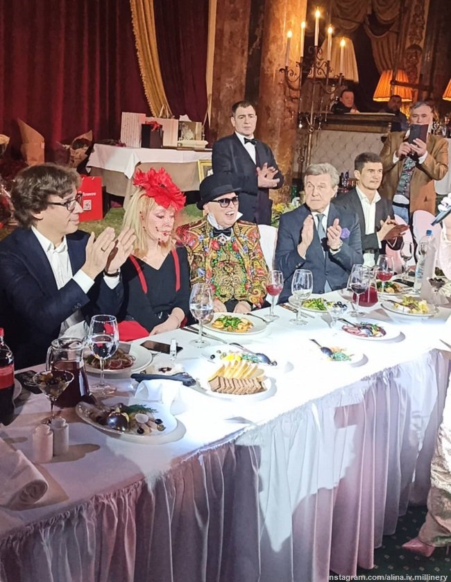 Алла Пугачева в стильном наряде пришла на день рождения к Вячеславу Зайцеву