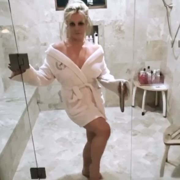 Бритни Спирс поздравила бойфренда забавным видео под свой хит
