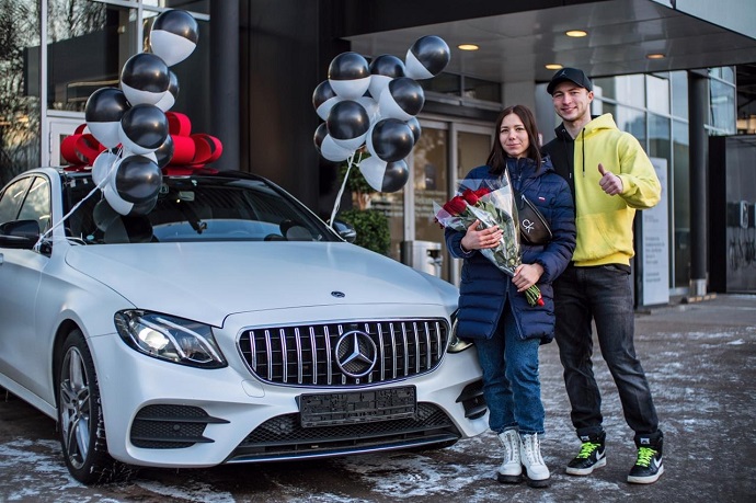 Самый популярный тиктокер в России подарил машину своей девушке за 4 000 000 рублей