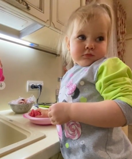 Маленькая дочь Леры Кудрявцевой отчитала мать за грязную посуду