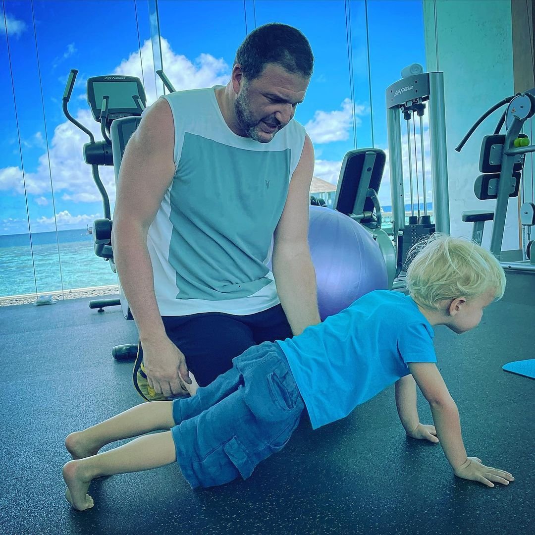 Максим Виторган показал, как тренирует 4-летнего сына в спортзале