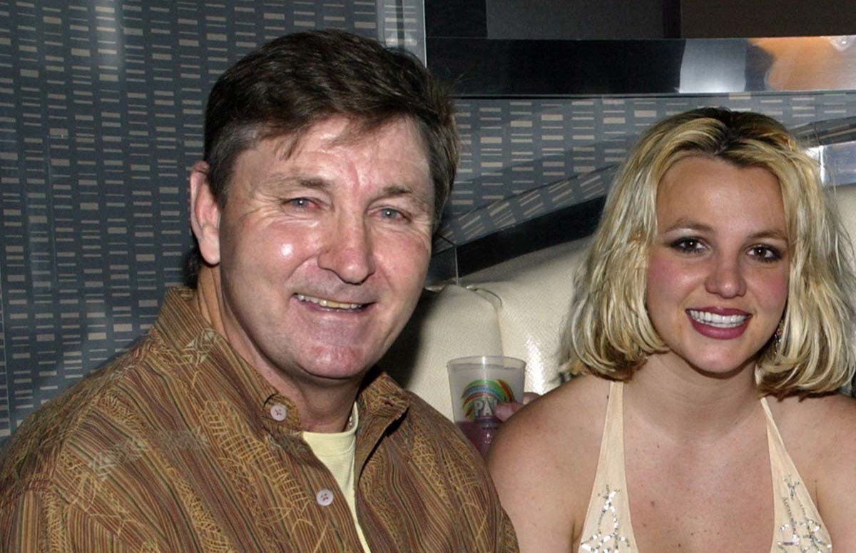 Отец Бритни Спирс хочет отсудить у неё 3 миллиона долларов