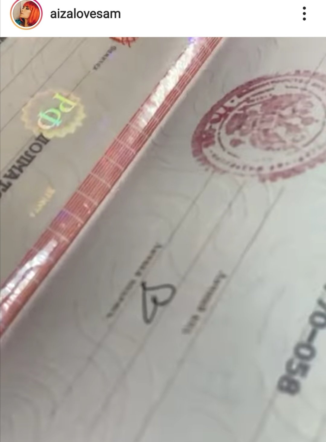 Айза Долматова призналась, кто надоумил ее выбрать себе необычную роспись в паспорте
