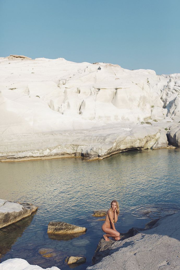 Обнажённая Наоми Кристи показала всю красоту греческого острова Милос