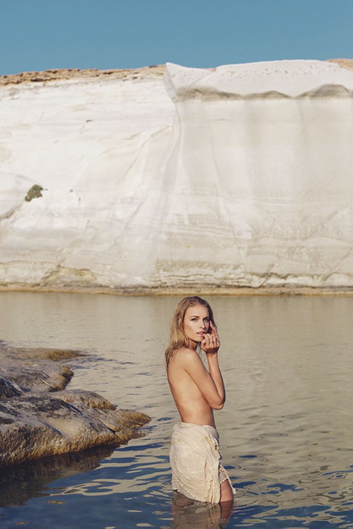 Обнажённая Наоми Кристи показала всю красоту греческого острова Милос