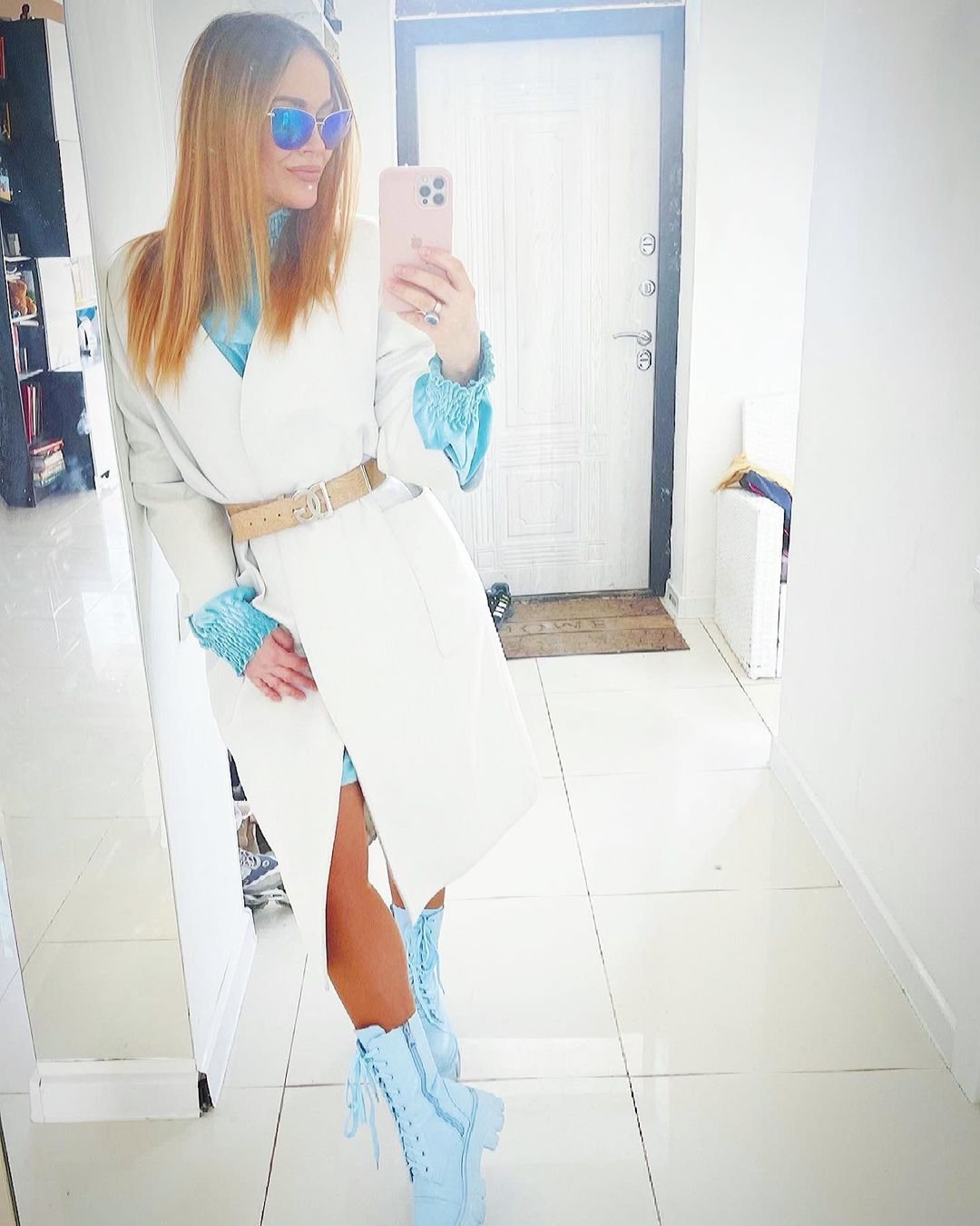 Таня Терёшина сделала селфи в эффектном белом пальто и голубых ботинках