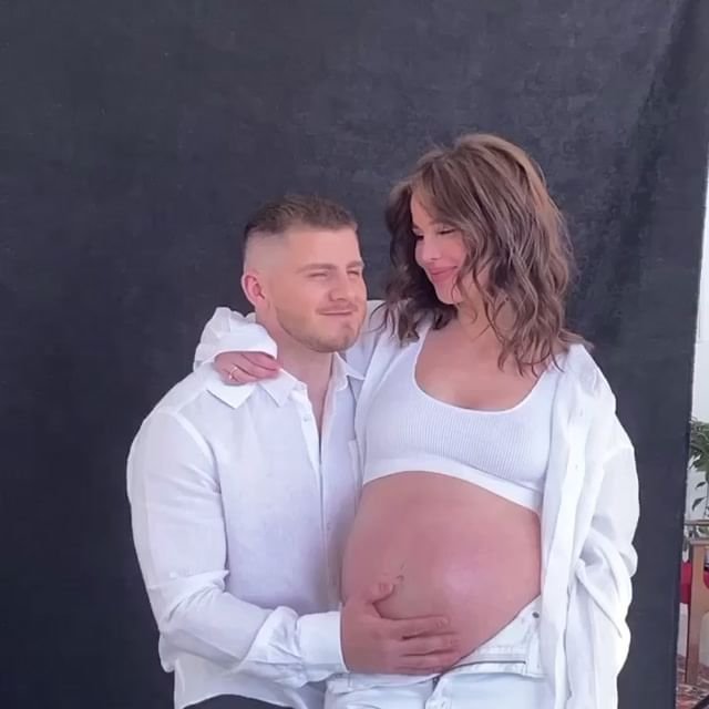 Алекса показала беременную фотосессию в стильных нарядах