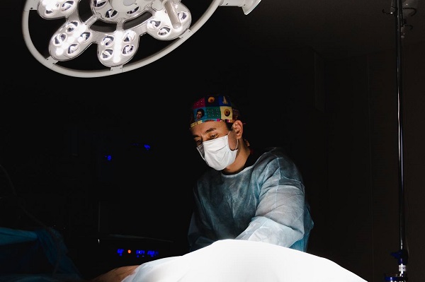 Известный пластический хирург Рустам Курманбаев рассказал, почему возникает вдовий горб и как его убрать