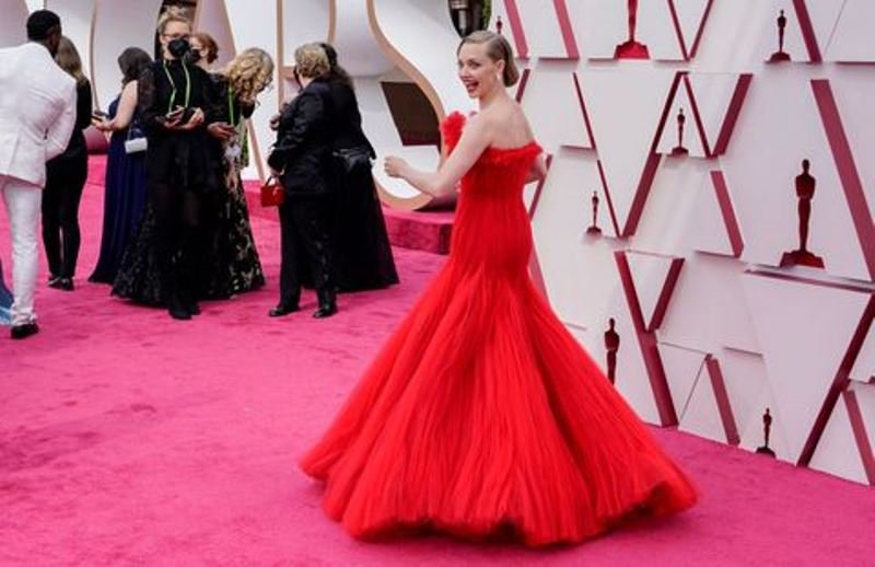 Премия «Оскар-2021»: номинантка Аманда Сейфрид в красном платье на дорожке