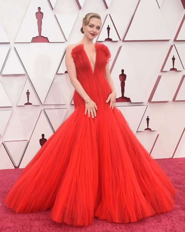 Премия «Оскар-2021»: номинантка Аманда Сейфрид в красном платье на дорожке