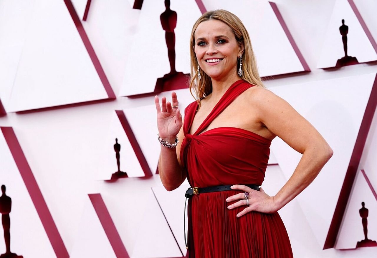 Актриса Риз Уизерспун выбрала красное платье в пол для премии "Оскар"