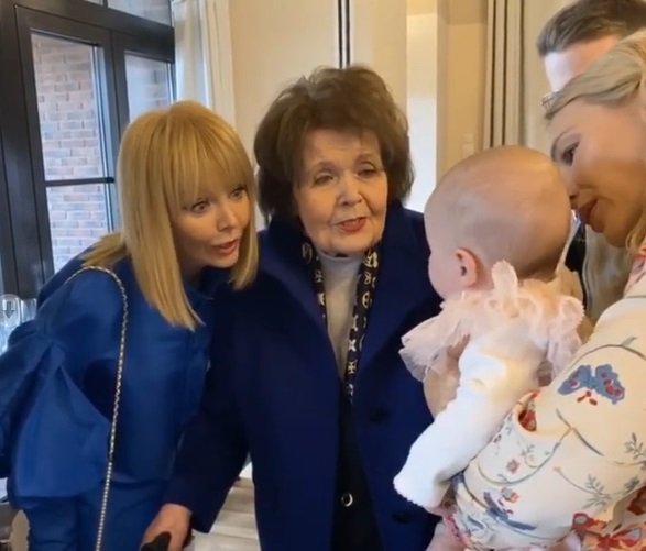 Мама Валерии впервые увидела внучку Селин на 83-й день рождения