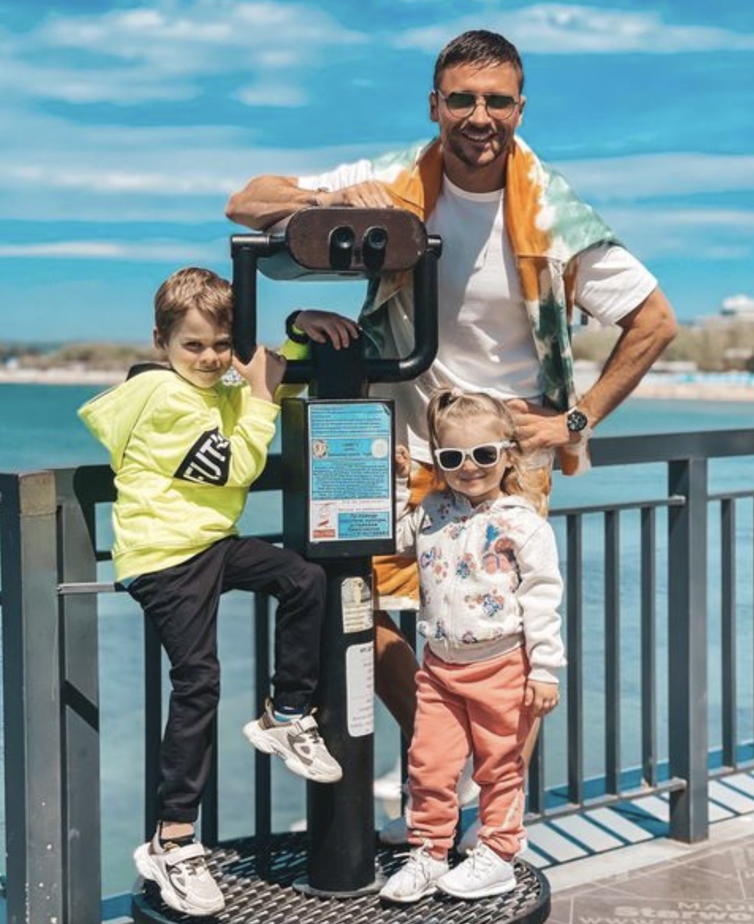 Сергей Лазарев показал солнечное фото со своими детьми 