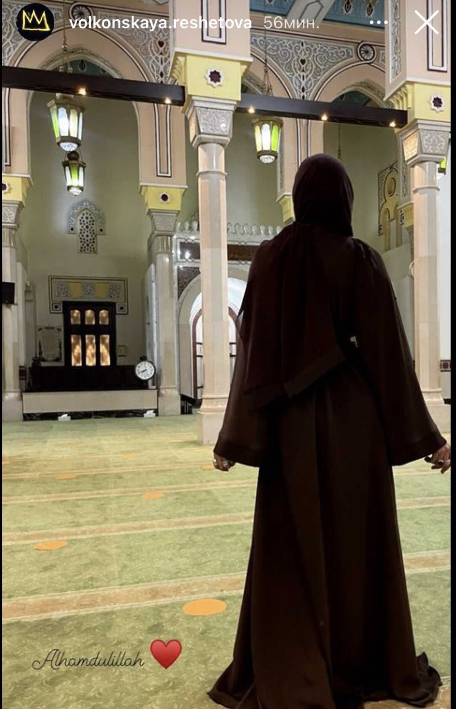 Анастасия Решетова в мусульманской одежде пришла в мечеть