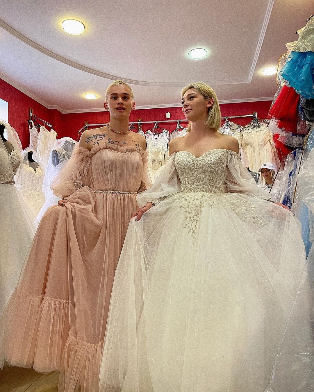 Даня Милохин вместе с Настей Ивлеевой примерил свадебное платье