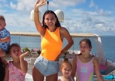 Оксану Самойлову осудили за рискованное путешествие с детьми к акулам