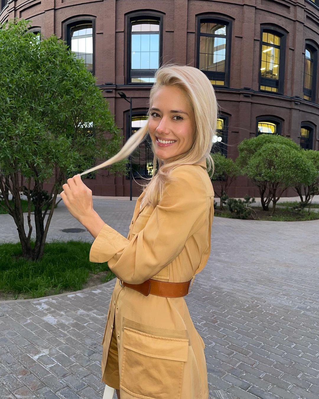 Юлия Паршута в горчичном комплекте-"двойке" прогулялась по улицам столицы