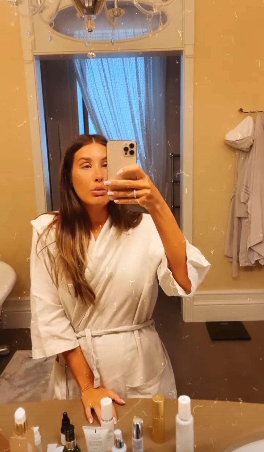 Кети Топурия без грамма макияжа опубликовала видео из ванной