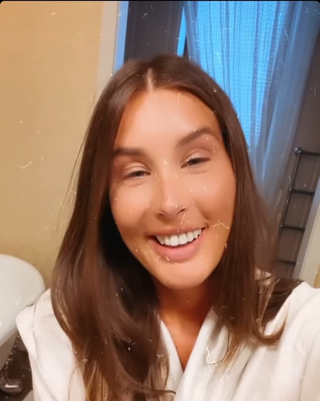 Кети Топурия без грамма макияжа опубликовала видео из ванной