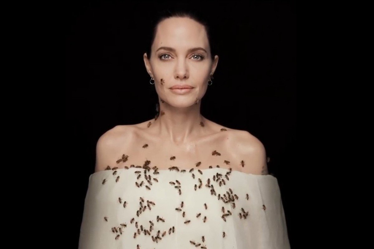 Анджелина Джоли снялась с пчёлами без какой-либо защиты