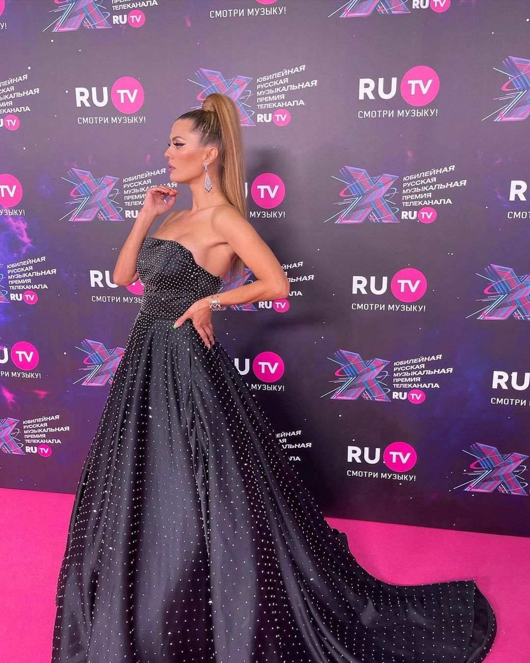 Виктория Боня на премию "Ру-тв" выбрала чёрное платье со стразами