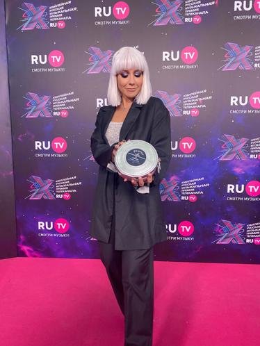 Юлия Барановская пришла на премию Ру-тв в мужском костюме и парике
