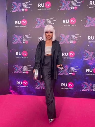 Юлия Барановская пришла на премию Ру-тв в мужском костюме и парике