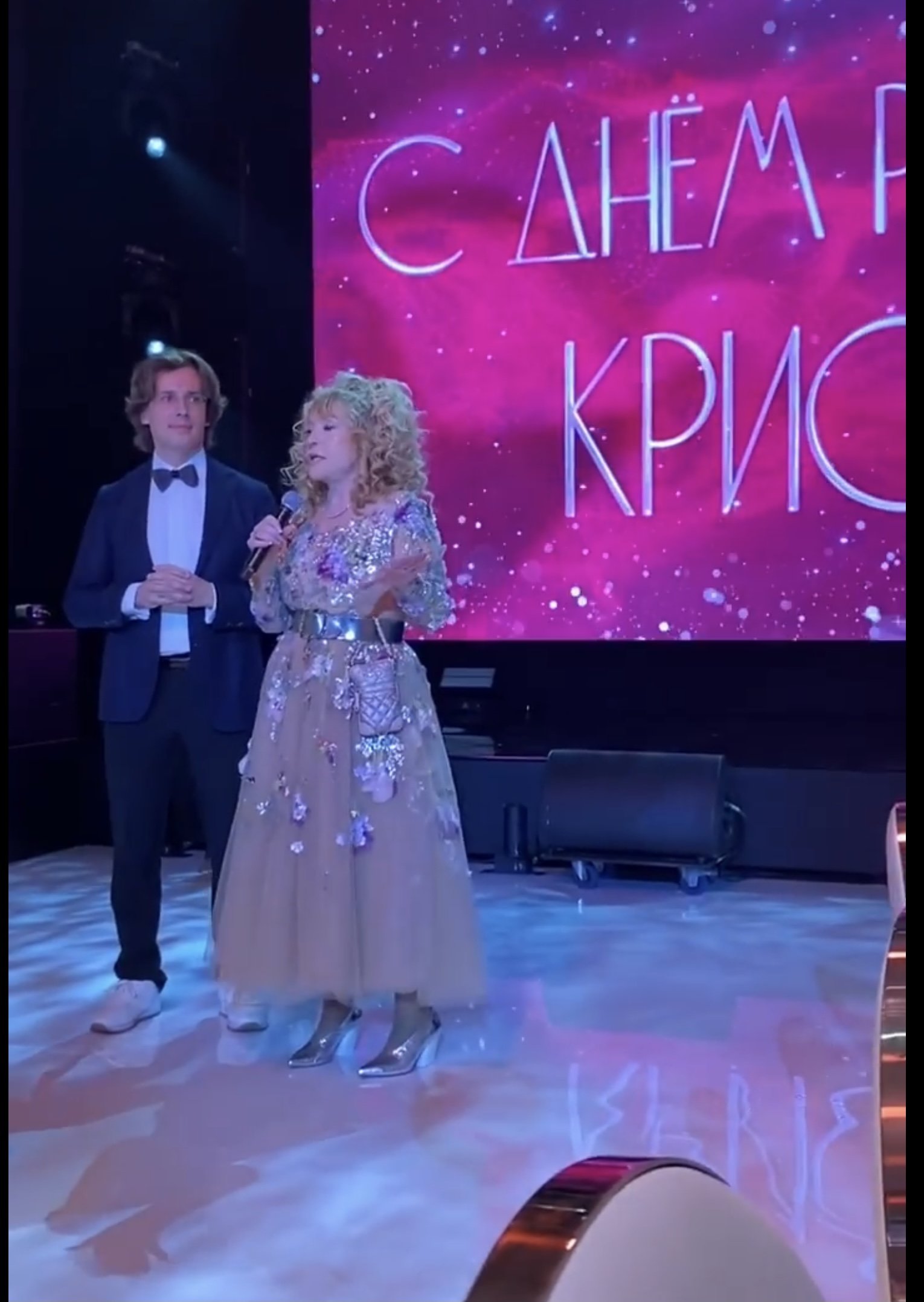 «Золушка»: Алла Пугачева в пышном платье пришла на день рождения Кристины Орбакайте 