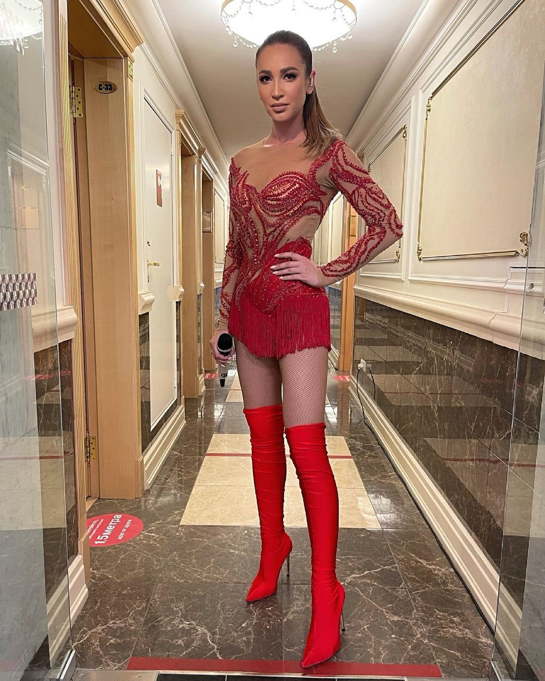 Ольга Бузова в красных ботфортах явилась в Кремль