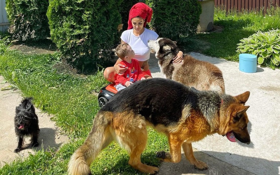 Саша Кабаева, взяв сына от Липового, отправилась на дачу к родителям нового бойфренда