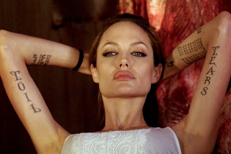 На теле Анджелины Джоли появилась 21-ая татуировка. Что она означает?