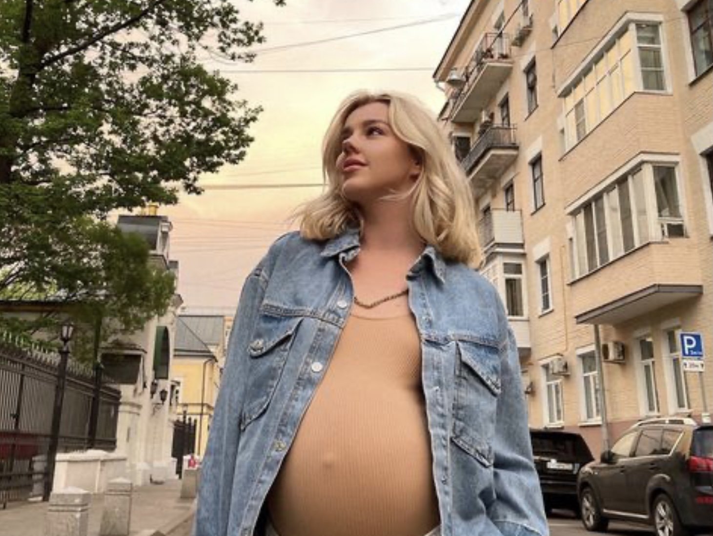 Юлиана Караулова вышла в свет впервые после родов