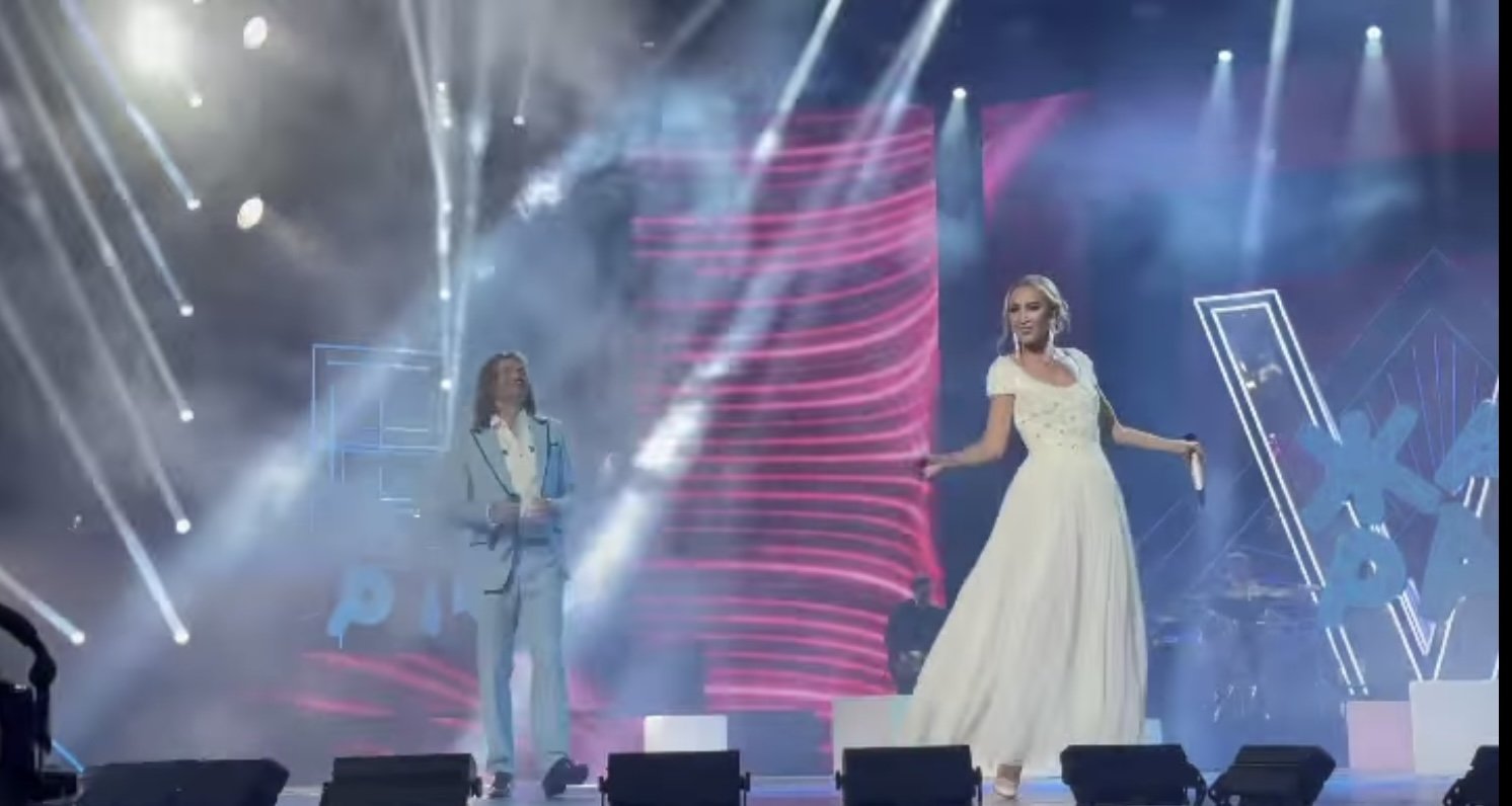 Ольга Бузова вышла на сцену с Дмитрием Маликовым в платье принцессы 