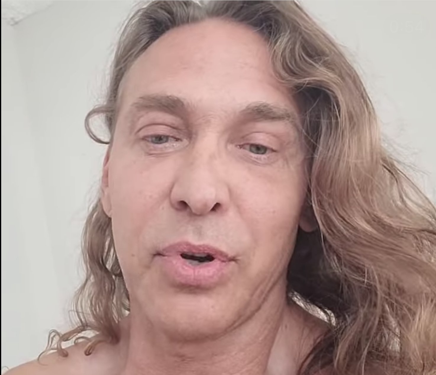 «Не по мужски!»: 51-летний Тарзан показал, какие процедуры делает в салоне красоты 