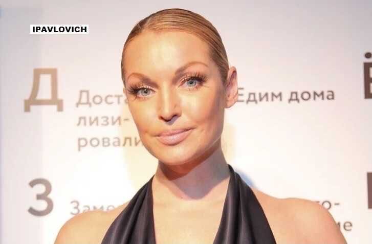 Аж башмаки не выдержали: Анастасия Волочкова отплясывала лезгинку на улице 